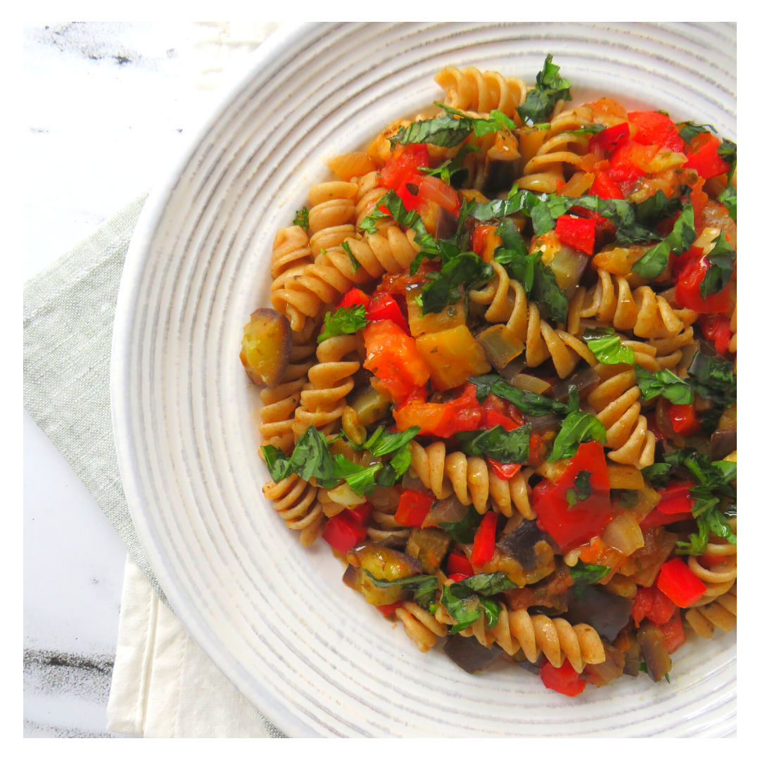 Pasta con berenjena, tomate y albahaca